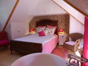 Un pat sau paturi într-o cameră la La Flore De Lys