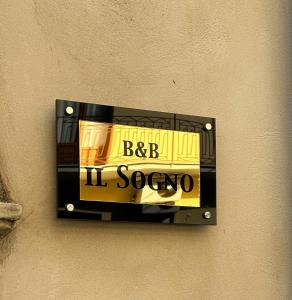 een bord aan de zijkant van een muur bij B&B Il Sogno in Lamezia Terme