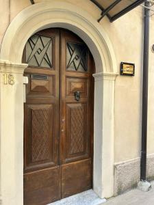 een grote houten deur in een gebouw met een boog bij B&B Il Sogno in Lamezia Terme