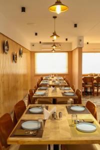Click Hotel Mundra餐厅或其他用餐的地方