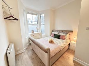 a bedroom with a bed with two teddy bears on it at Charming apartment with a small garden in Finsbury Park in London