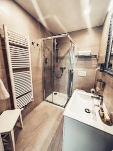 y baño con ducha y lavamanos. en Alfons Boutique Hotel en Praga