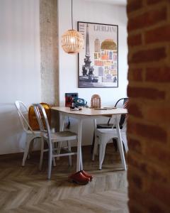 einen Esstisch mit Stühlen und einer Lampe in der Unterkunft ONE66 Hotel in Ljubljana