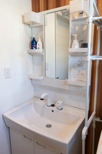 bagno con lavandino e specchio di Ittokashivacationrental nuevoL7 - Vacation STAY 83674v a Numata