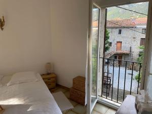 Un pat sau paturi într-o cameră la Appartement familial au cœur du village d’Olmeto