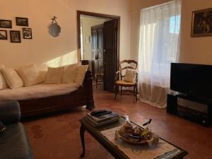 a living room with a couch and a coffee table at Appartement familial au cœur du village d’Olmeto in Olmeto