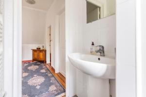 a bathroom with a white sink and a mirror at Maison Briand - Chambre Confortable Melun Centre - Wifi, Netflix, Smart TV, Lit à mousse mémoire de forme in Melun