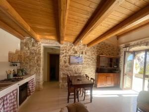 uma cozinha com um tecto de madeira e uma mesa em Villa Dolce Valle em Ragusa