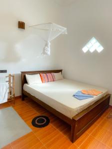 Cama en habitación con techo en 100 steps to beach weligama, en Weligama