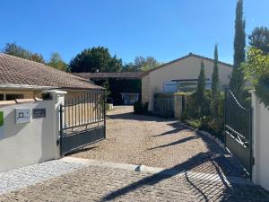 Imagen de la galería de Gîte de Fenouil - Le Cocon, 2 pers, dans parc avec piscine - 3 étoiles, en Civrac-de-Blaye 2 fotos más