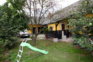 Kmečka hiša Rodica في دومزالي: سلم عشب أخضر أمام المنزل