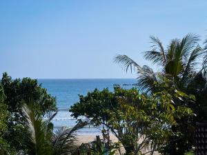 vistas a una playa con palmeras y al océano en 100 steps to beach weligama, en Weligama