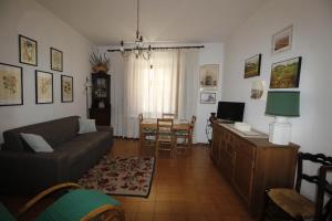 un soggiorno con divano e scrivania con computer di Casa Isma a Castiglione dʼOrcia
