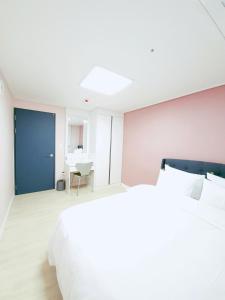 1 dormitorio con 1 cama y puerta azul en Gunsan Little Prince Condo en Gunsan