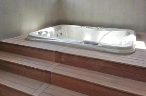 een wit bad bovenop een tafel bij Longacers place in Lusaka