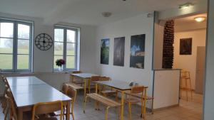 蒙特勒伊濱海的住宿－Auberge de jeunesse-La Hulotte，用餐室设有桌椅和窗户。