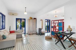 Ruang duduk di Little House with private pool and garden - BY APOKORONAS VILLAS