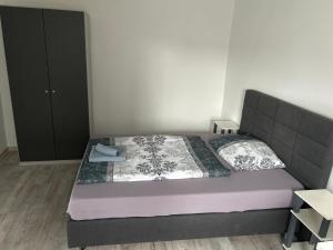 1 dormitorio con 1 cama y armario negro en Monteurwohnung Haus Elbert 3 en Hagen
