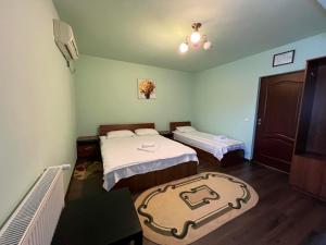 Habitación pequeña con 2 camas y alfombra en Casa Verde, en Videle