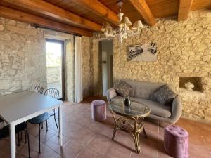 uma sala de estar com um sofá e uma mesa em Villa Dolce Valle em Ragusa
