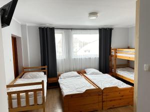 2 Etagenbetten in einem Zimmer mit Fenster in der Unterkunft Ząbkowickie Centrum Sportu i Rekreacji Sp. z o. o. in Ząbkowice Śląskie