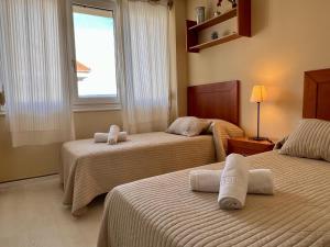 a bedroom with two beds and a window at Apartamento Somo Puerto in Somo