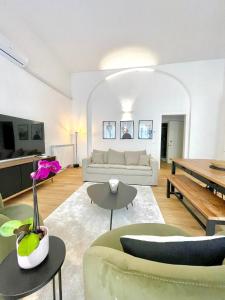 ein Wohnzimmer mit einem Sofa und einem Tisch in der Unterkunft I Marmi New Royal Design Apartment in Livorno