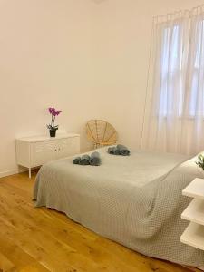 ein weißes Schlafzimmer mit einem Bett und einem Fenster in der Unterkunft I Marmi New Royal Design Apartment in Livorno