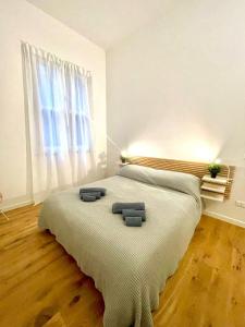 ein Schlafzimmer mit einem großen Bett vor einem Fenster in der Unterkunft I Marmi New Royal Design Apartment in Livorno