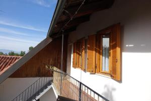 een gebouw met houten ramen en een balkon bij Reggia di Venaria - Tranquillity choice - Parcheggio gratuito - Grand Maison in Venaria Reale