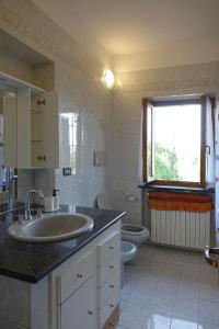 een badkamer met een wastafel en een toilet bij Reggia di Venaria - Tranquillity choice - Parcheggio gratuito - Grand Maison in Venaria Reale
