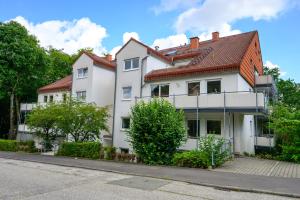 un edificio blanco con techo rojo en una calle en Moderne Ferienwohnung / Monteurswohnung mit 8 Betten in Marburg, en Marburg an der Lahn