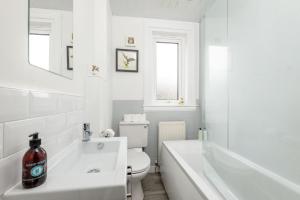 セント・アンドルーズにあるBoase Avenue - No 24 - St Andrewsの浴槽とトイレのある白いバスルーム +7枚の写真