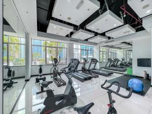 Fitness centrum a/nebo fitness zařízení v ubytování #63 Elegant 2BR Apartment in O2 Residences JLT Dubai