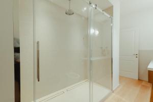 um chuveiro com uma porta de vidro na casa de banho em Bufalini Boutique Apartment em Florença