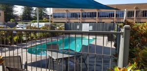 O vedere a piscinei de la sau din apropiere de 24 Gillies St Apartment