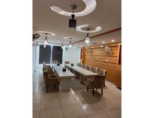 una sala conferenze con un lungo tavolo e sedie di Hotel Alpine, Kurukshetra a Kurukshetra