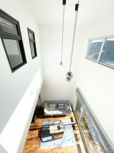 YugeにあるAkikawa Villas 1の階段、テーブル、窓が備わる客室です。