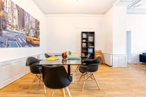 a dining room with a table and chairs at Appartement immeuble le bringer 180m2 in Marvejols