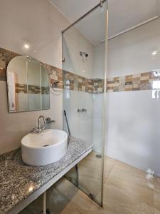un baño con lavabo y ducha en Young Monk Hostel Dharamkot, en McLeod Ganj 61 fotos más