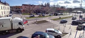 un parking plein de voitures dans un parking dans l'établissement appartement 2 chambres, à Baccarat