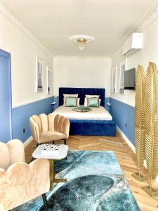 een slaapkamer met een bed met een blauw hoofdeinde bij Villa Caprice in Six-Fours-les-Plages