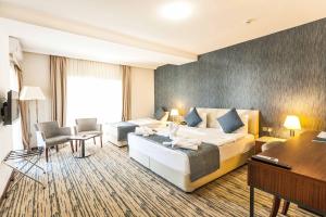 una camera d'albergo con letto e scrivania di Port View Hotel a Famagusta