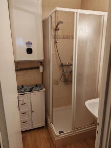 ル・トレポールにあるO'2 caillouxのバスルーム(シャワー、シンク付)