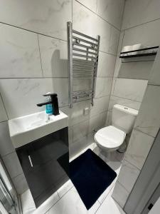 Vannas istaba naktsmītnē Serviced Ensuite Double Room - Near Greenwich Park - The O2 Arena - Nearby Transport Links to Central London - New Cross Station - Lewisham SE14