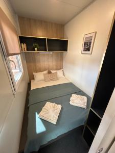 Ένα ή περισσότερα κρεβάτια σε δωμάτιο στο The Sol Home - Mobile Home in Drage, Pakoštane +29 φωτογραφίες