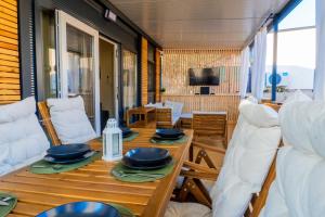 Μια τηλεόραση ή/και κέντρο ψυχαγωγίας στο The Sol Home - Mobile Home in Drage, Pakoštane