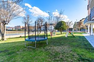 un parque con columpios en el césped en Casa Dany - Alba - Family Apartment, en Guarene