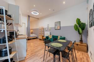a kitchen and living room with a table and chairs at Central 2 BR Flat in trendy area / Self check-in in Berlin