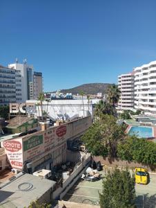 uma vista para uma cidade com edifícios e um táxi amarelo em Villa Juanmi em Magaluf